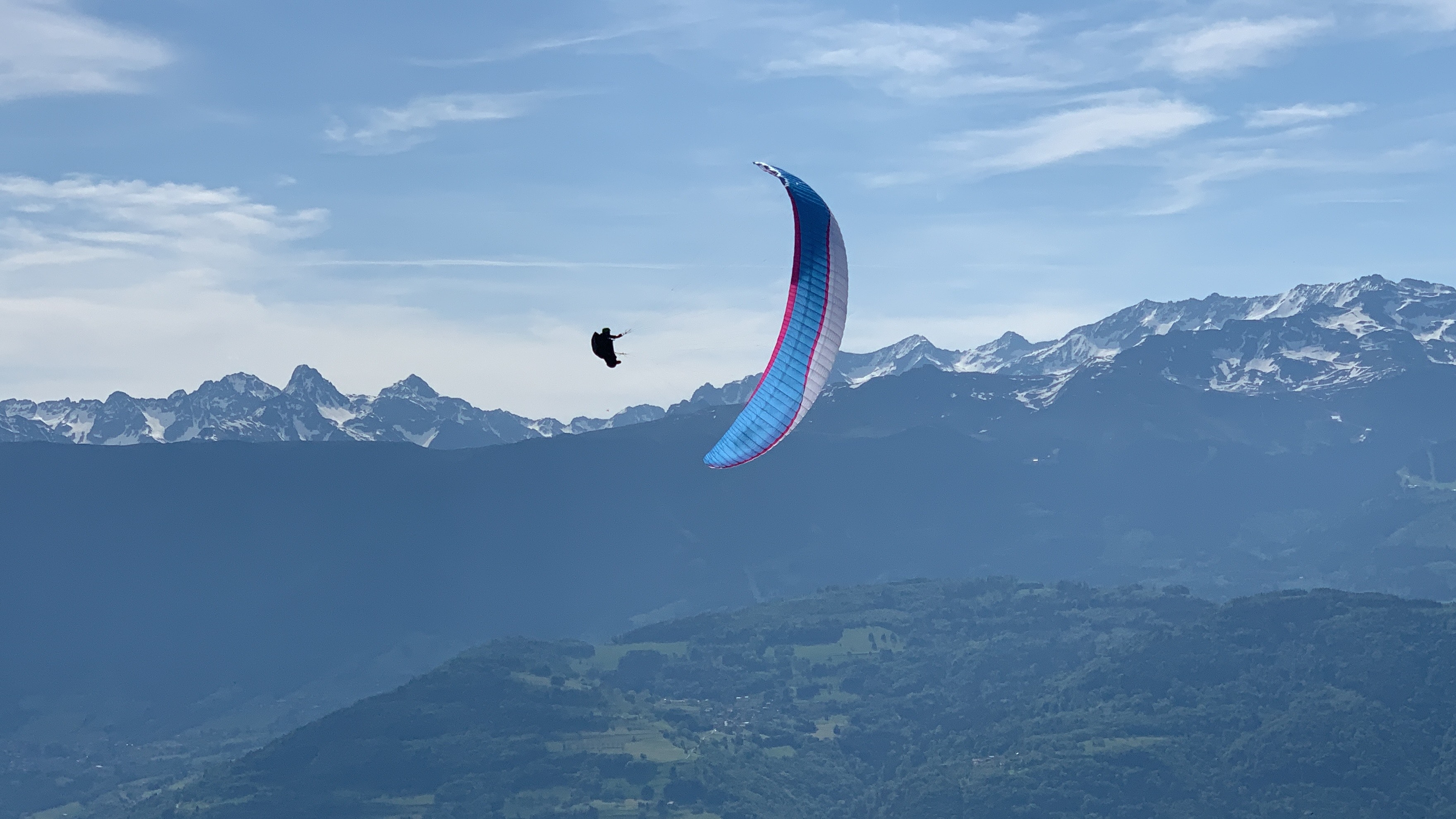 Parapente en wing over devant le décollage de Air Alpin Parapente