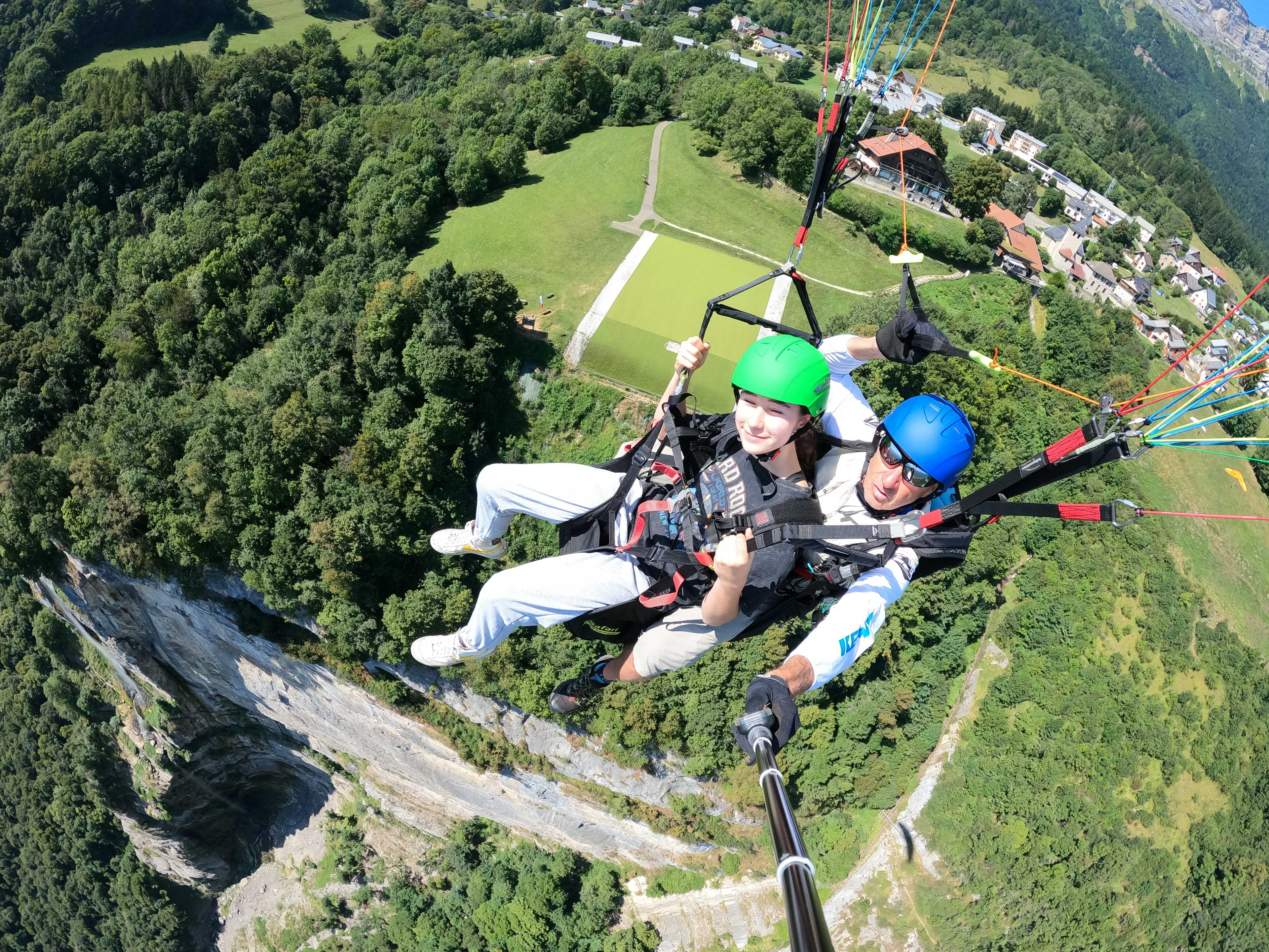 Décollage en parapente devant notre école à St-Hilaire-du-Touvet