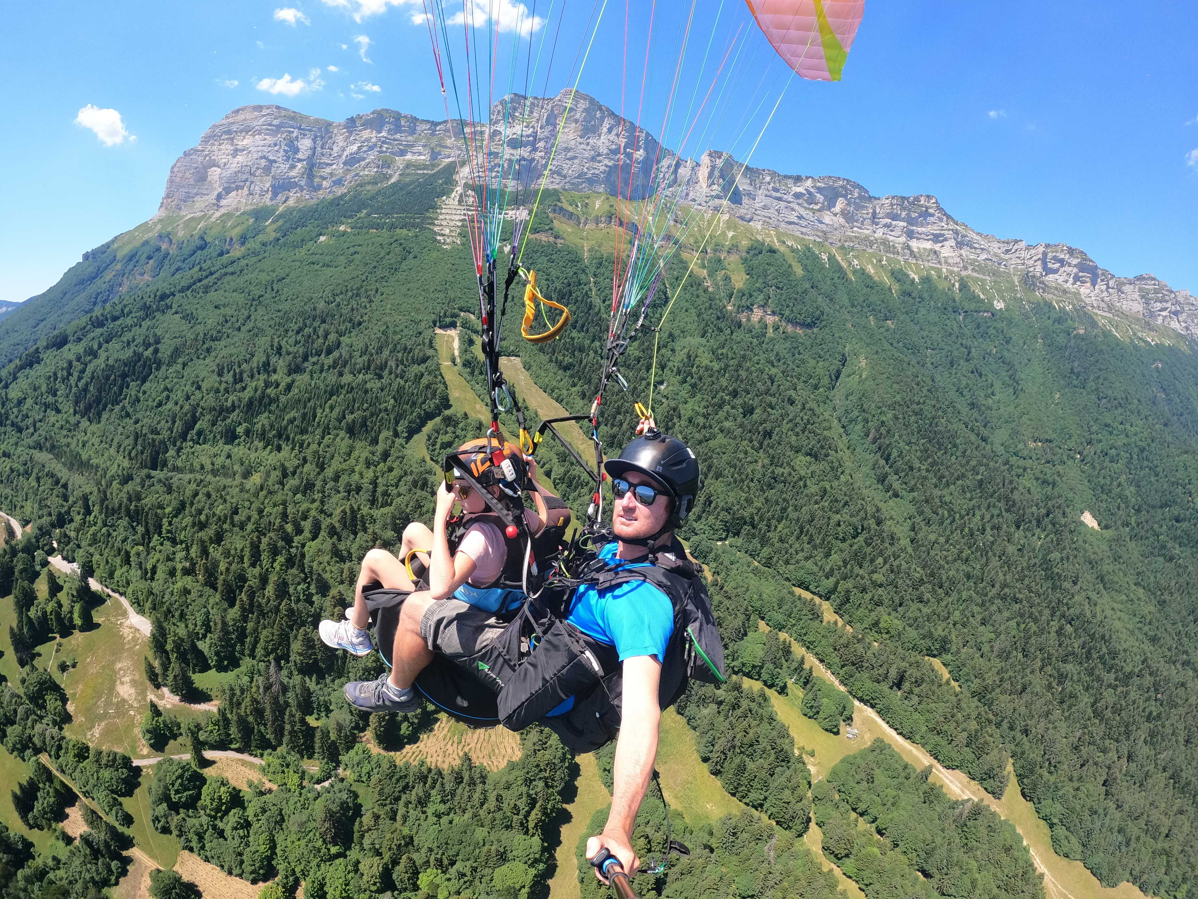 Décollage en parapente devant notre école à St-Hilaire-du-Touvet