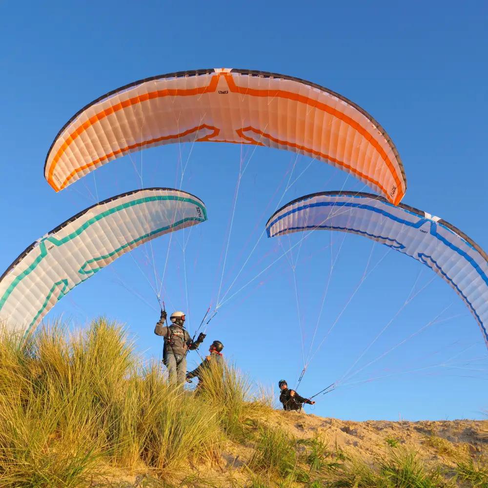 Jouer dans le vent en parakite