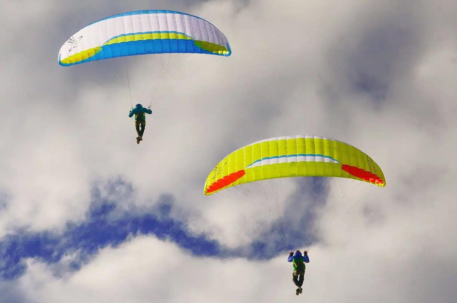 Stagiaire en parapente à l'atterissage de Saint-Hilaire-du-Touvet, guidé par un de nos moniteurs