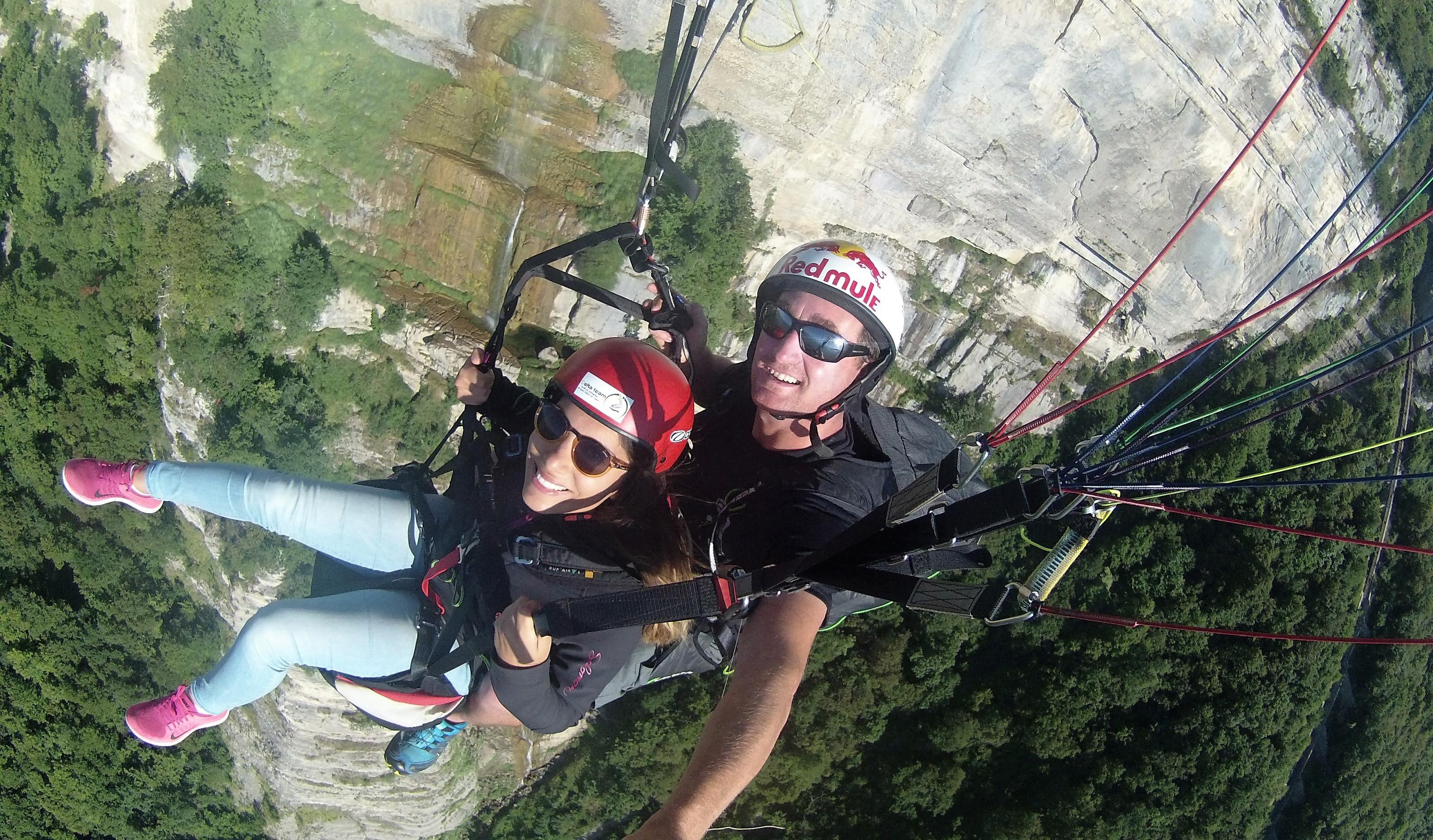 Baptême Biplace en parapente devant la cascade de St-Hilaire-du-Touvet en isère à grrenoble