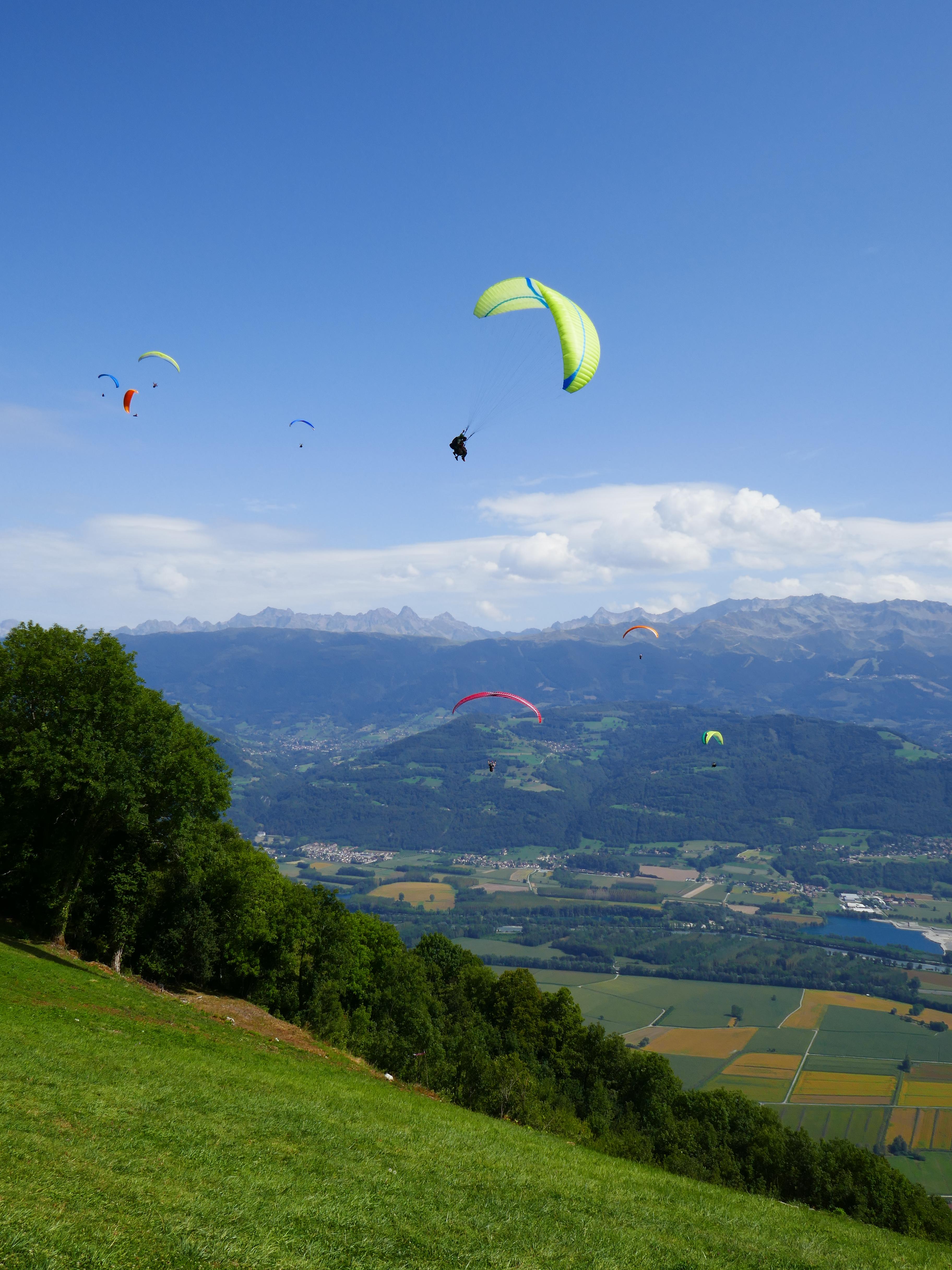 Biplace devant le décollage est de Saint Hilaire du Touvet, au millieu de plusieurs autres parapentes