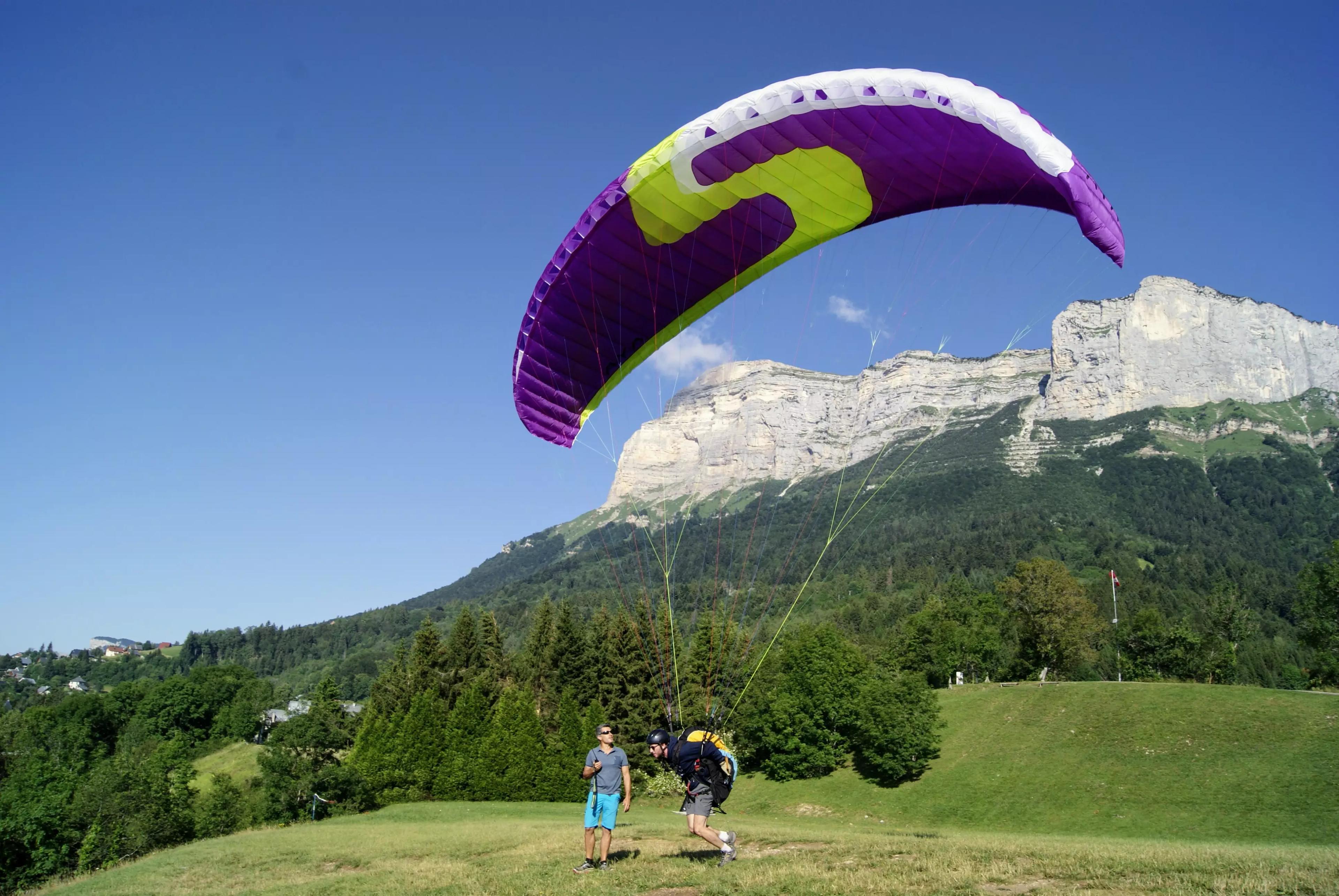 Décollage d'un stagiaire en parapente au décollage sud de Saint-Hilaire-du-Touvet