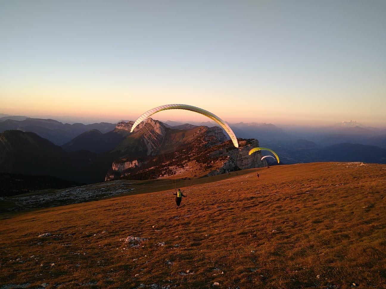 décollage de parapentes à la Dent de Crolles, en Isère, près de Grenoble, le soir