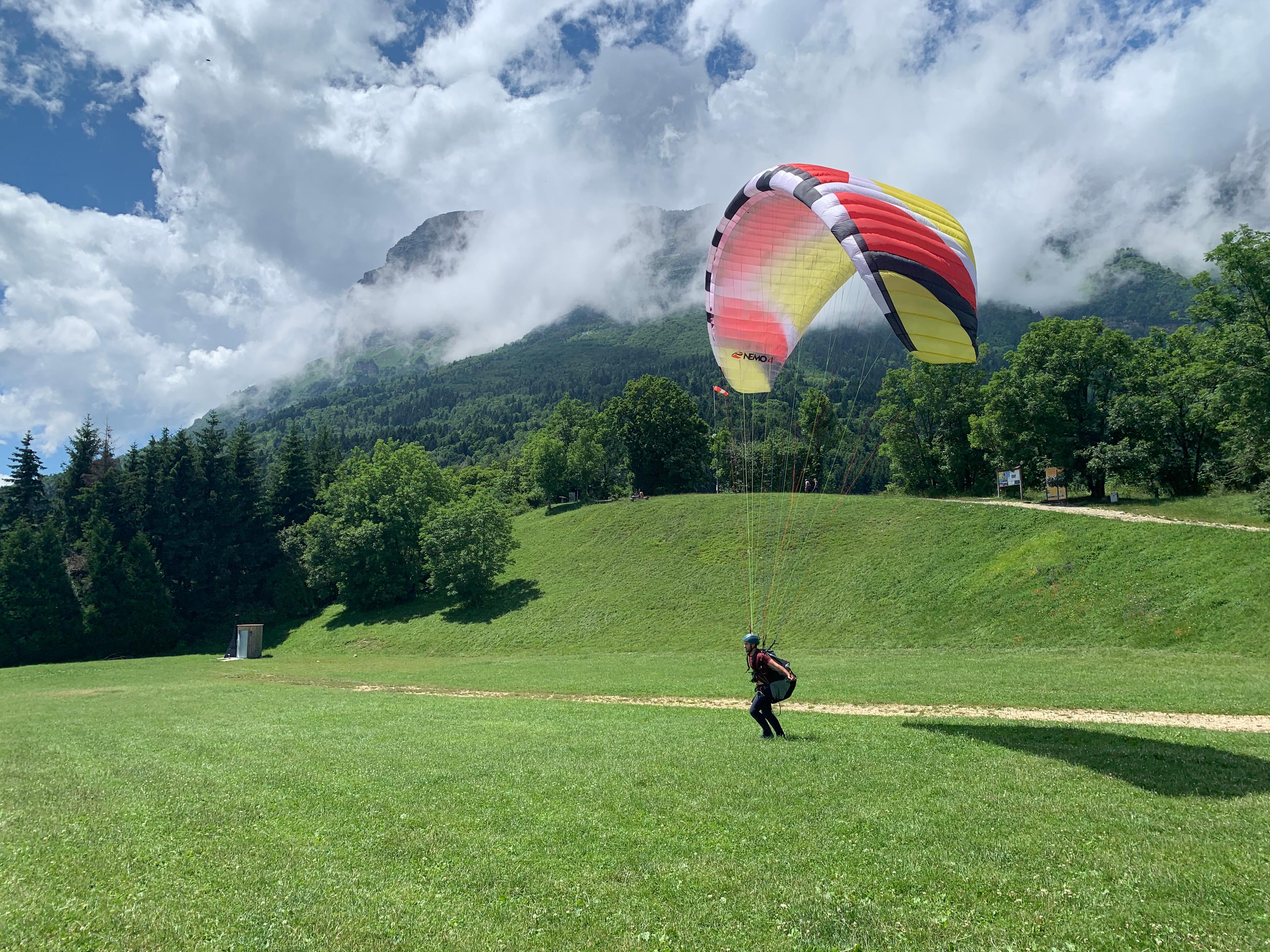 Décollage d'un stagiaire en parapente à St-Hilaire-du-Touvet, voile Dudek némo