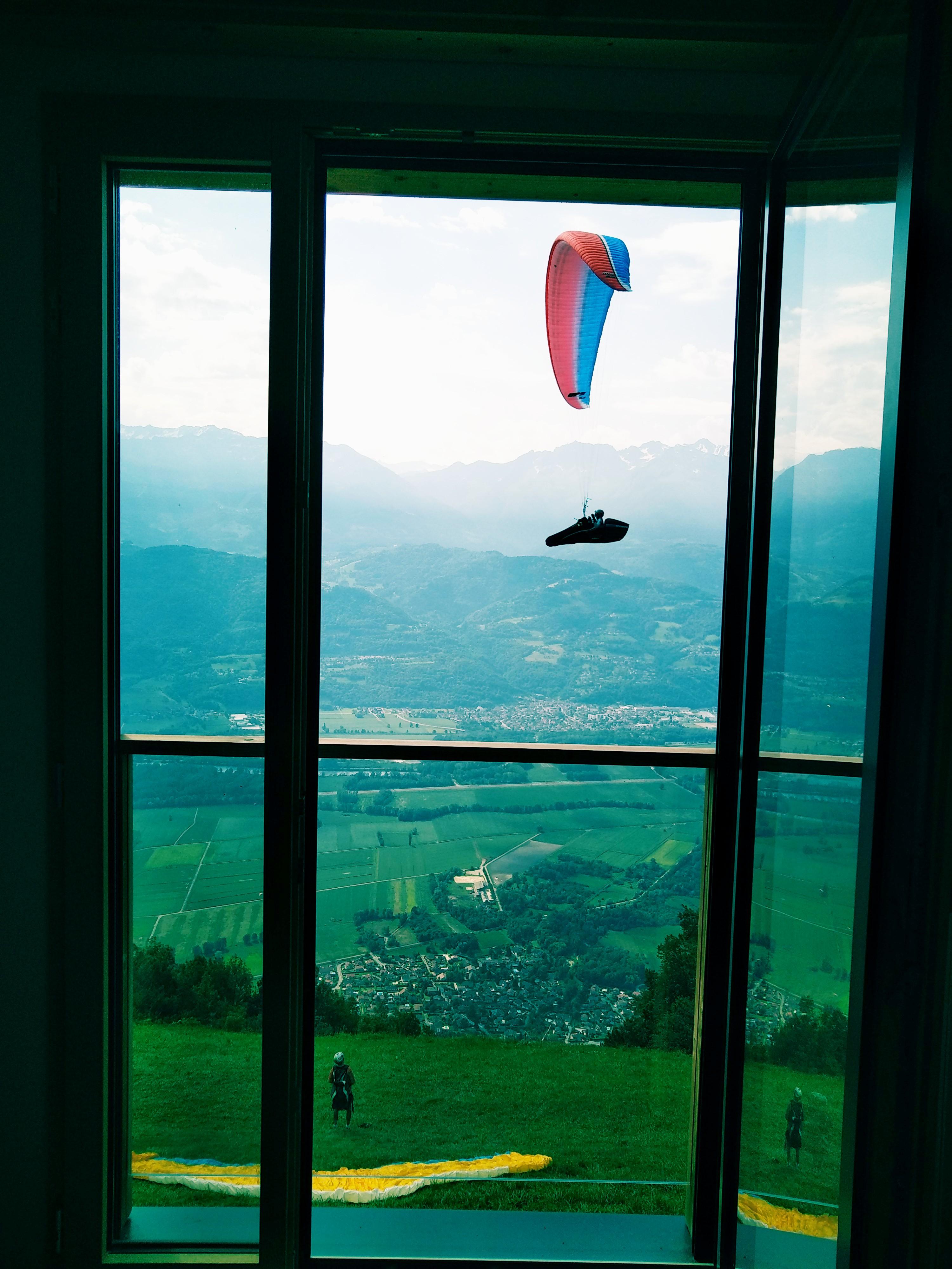 Parapente en vol devant notre décollage vu depuis notre école