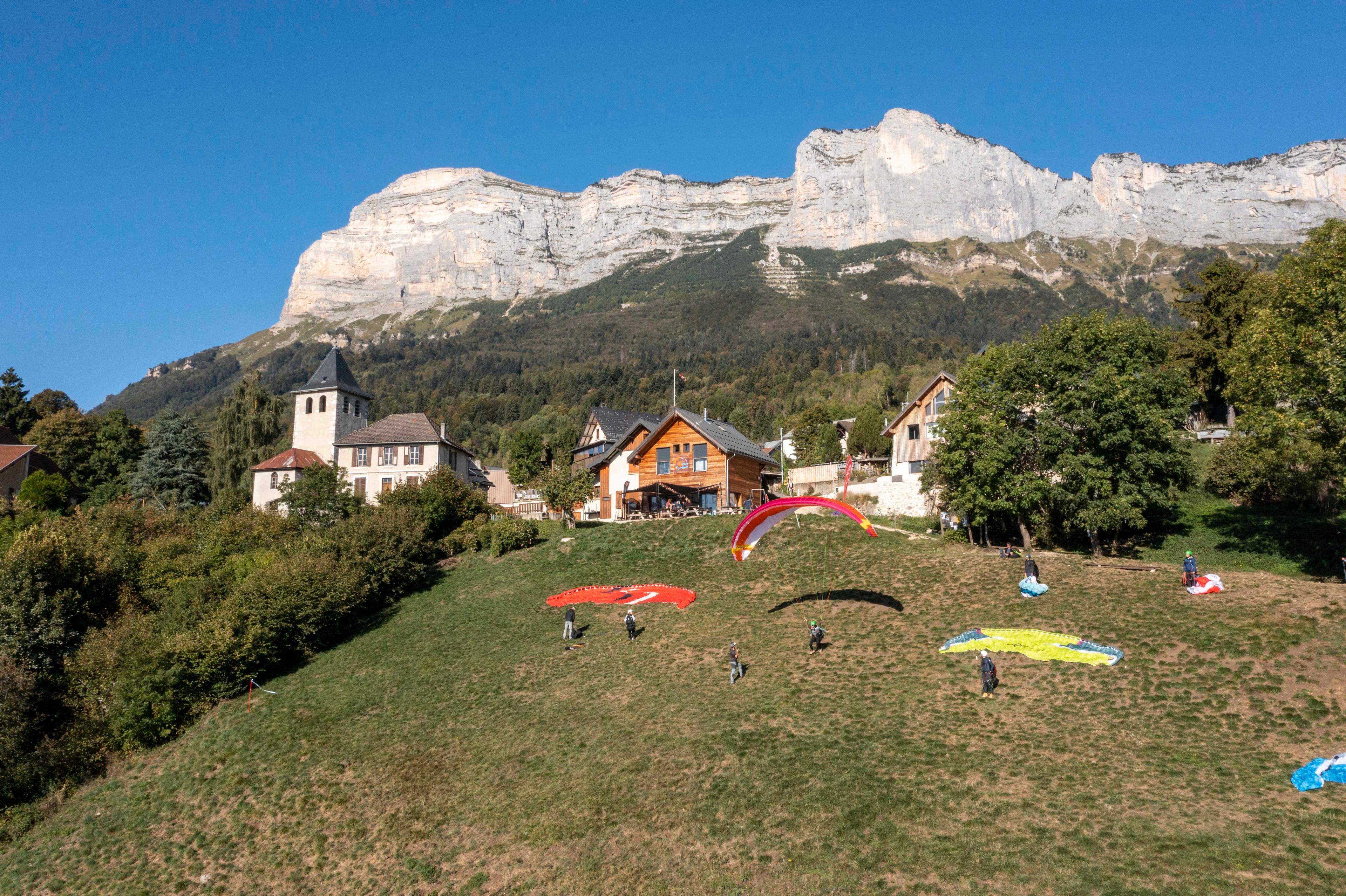 Décollage en parapente devant notre école à St-Hilaire-du-Touvet