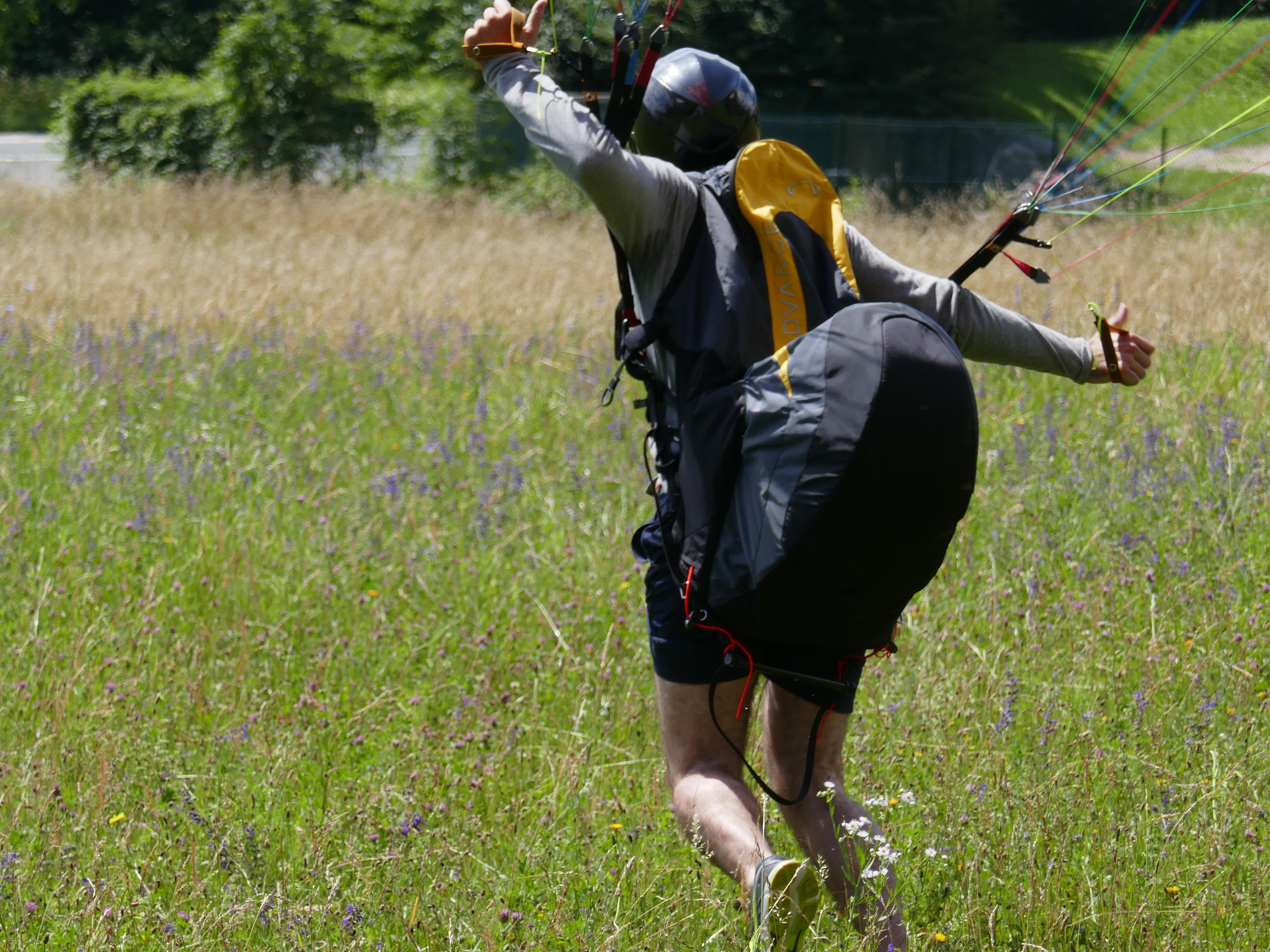 Stagiaire de parapente en pente-école