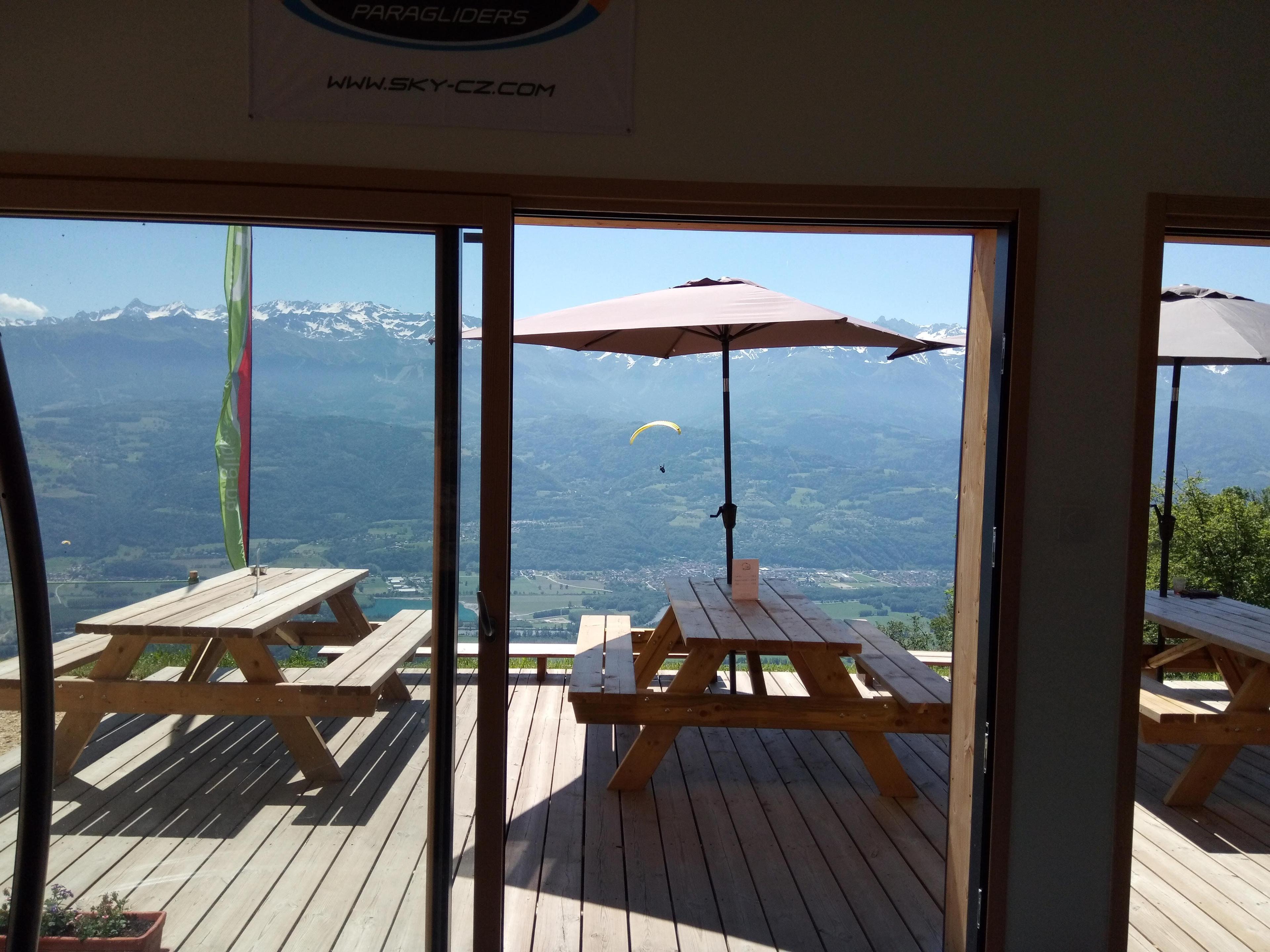 Terrasse de notre école de parapente à St-Hilaire-du-Touvet