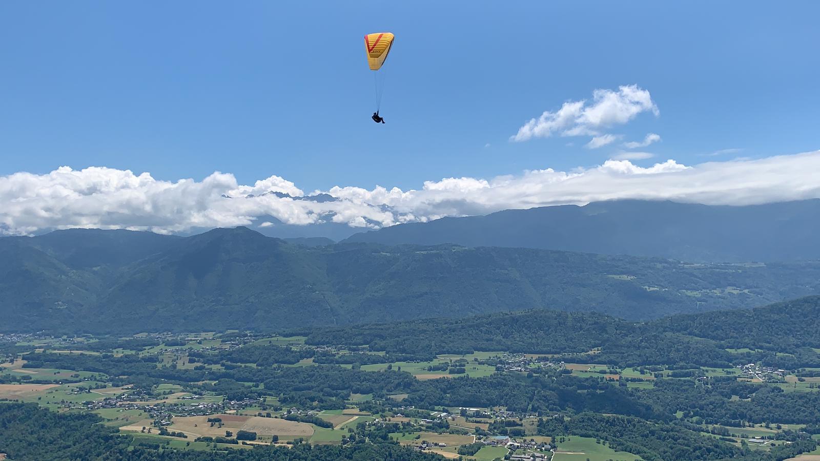 Parapente en l'air devant notre décollage