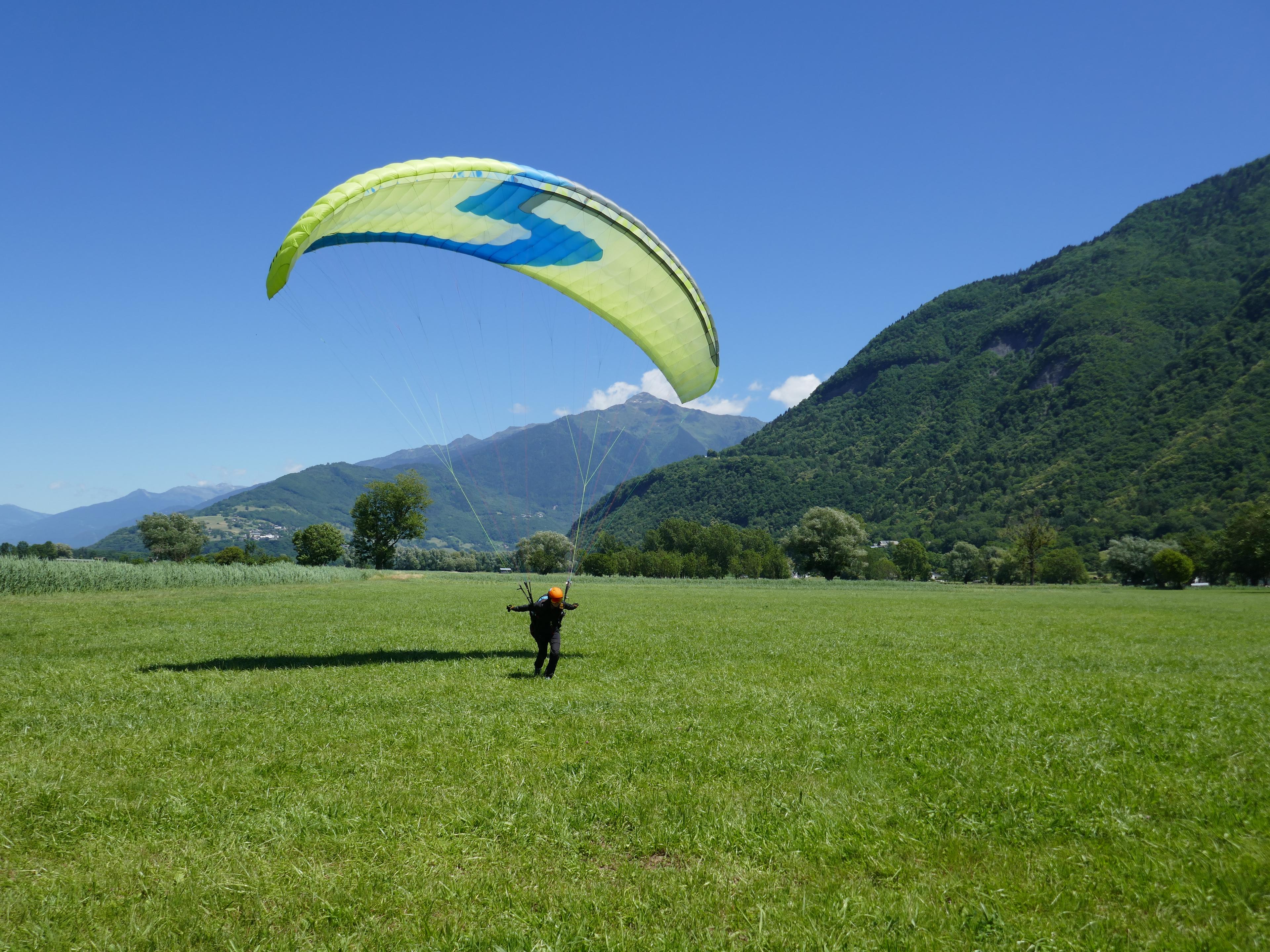 Stagiaire en parapente à l'atterissage de Chamoux-sur-Gelon