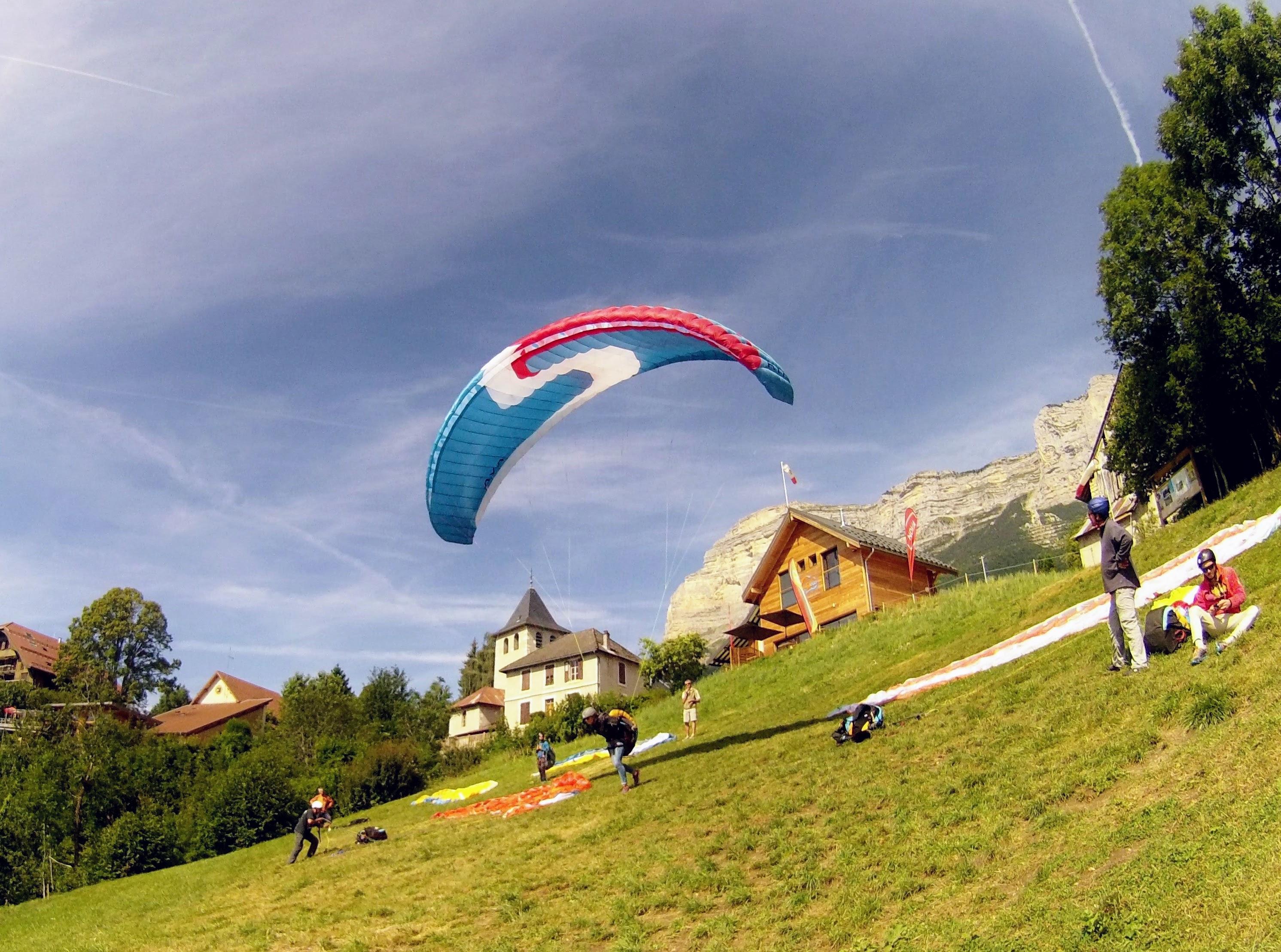 Stagiaire en parapente sur notre décollage devant notre école de parapente Air Alpin