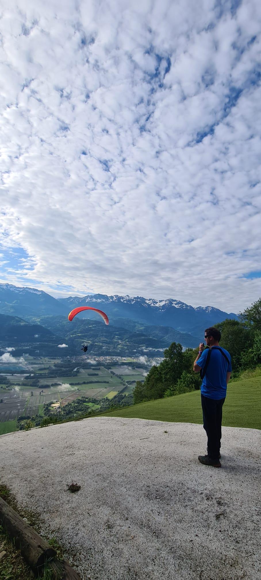 Stagiaire en parapente en l'air devant le décollage nord de Saint-Hilaire-du-Touvet