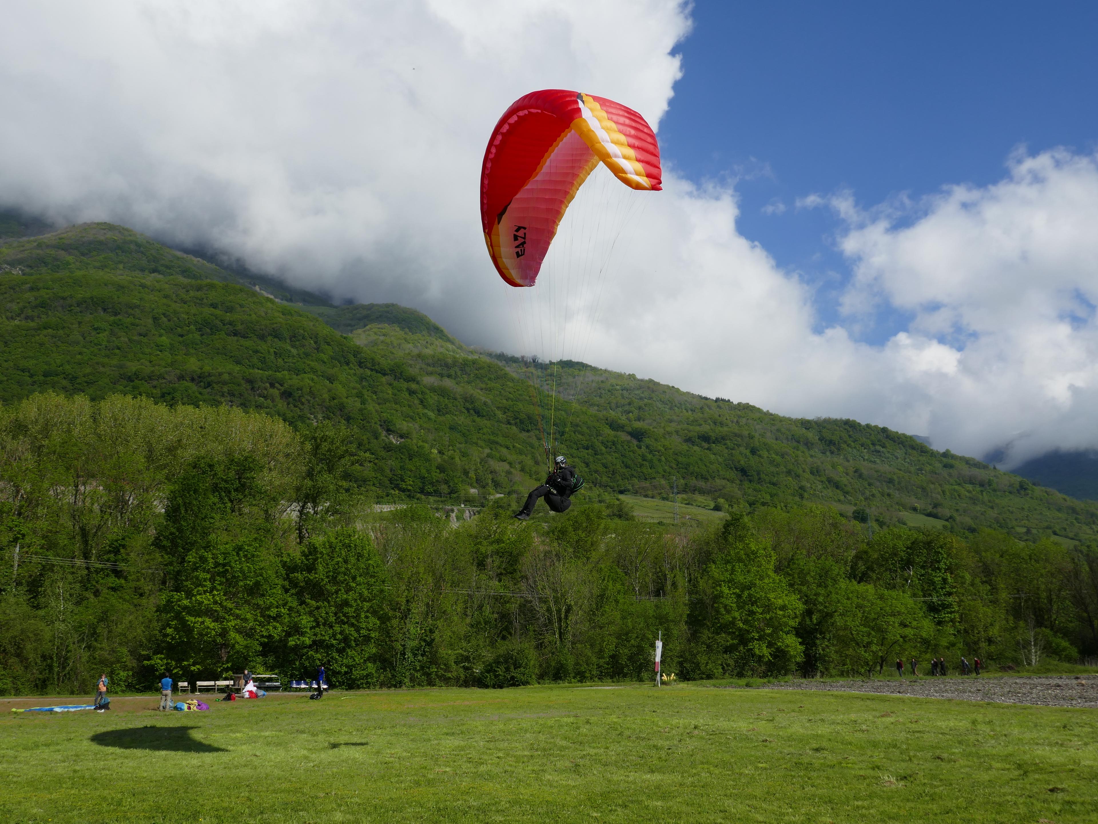 Stagiaire en parapente à l'atterrissage de Montlambert