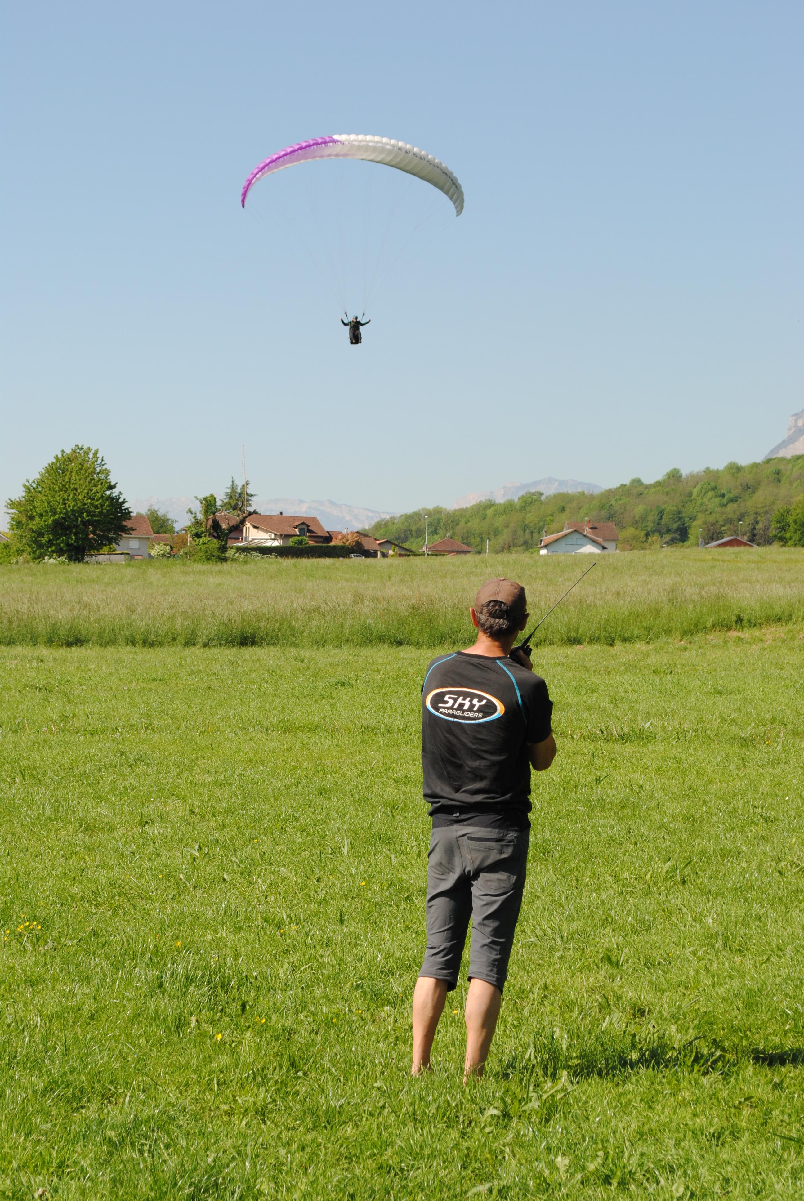 Stagiaire en parapente à l'atterissage de Saint-Hilaire-du-Touvet, guidé par un de nos moniteurs