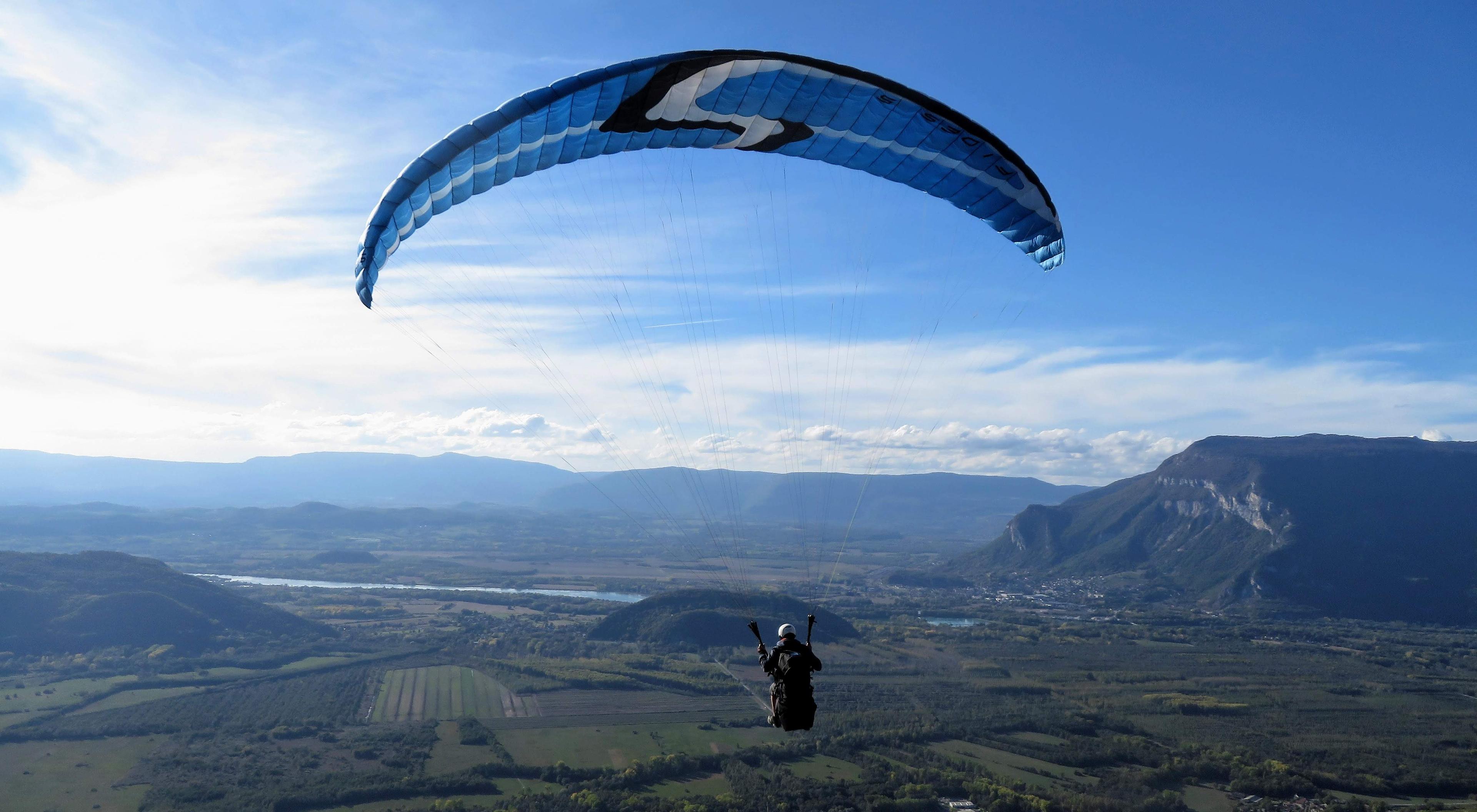 Stagiaire en vol de parapente au Sapenay