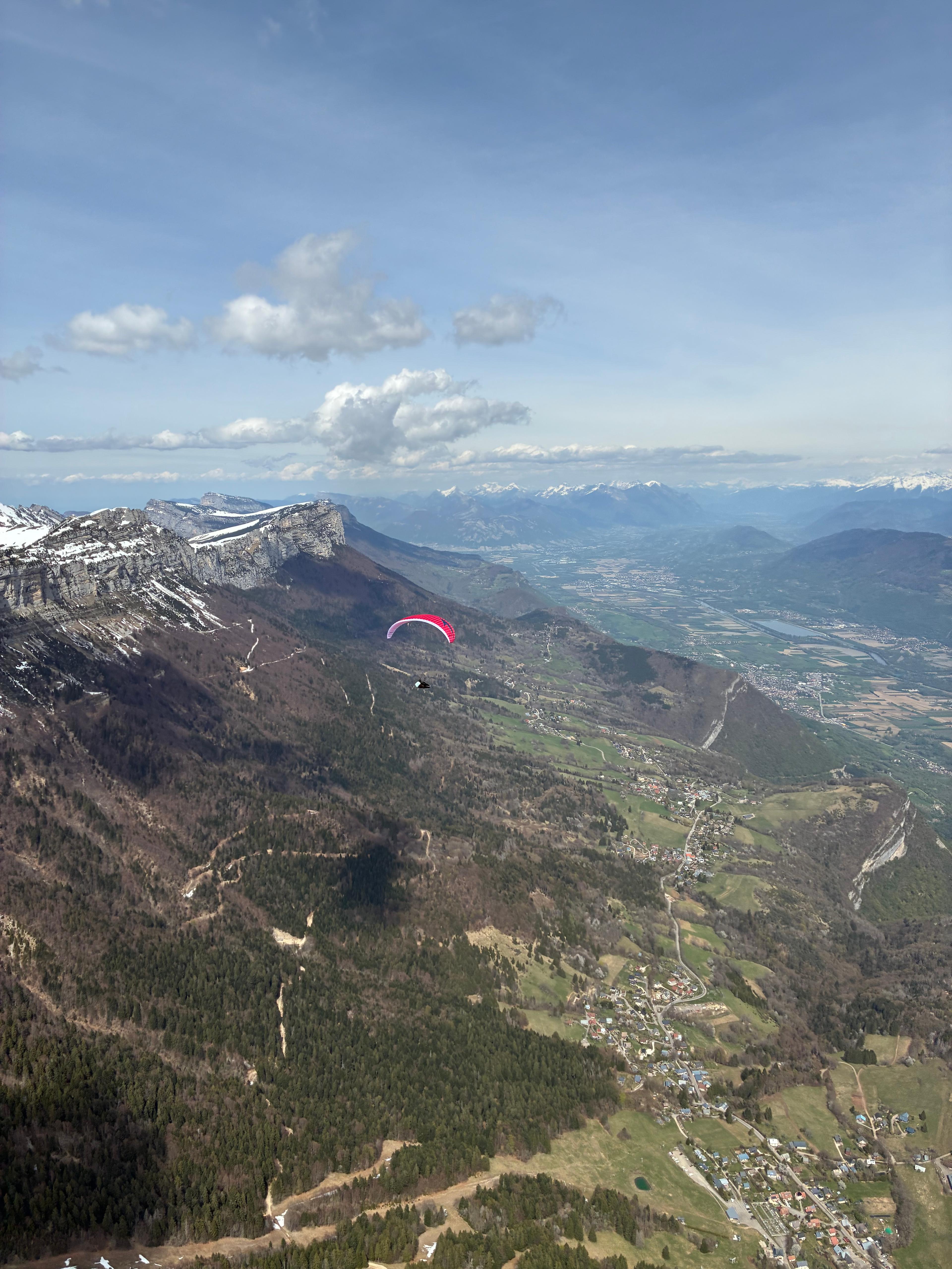 Survol du plateau de St-Hilaire-du-Touvet en parapente lors de notre stage initiation cross en voile SWING