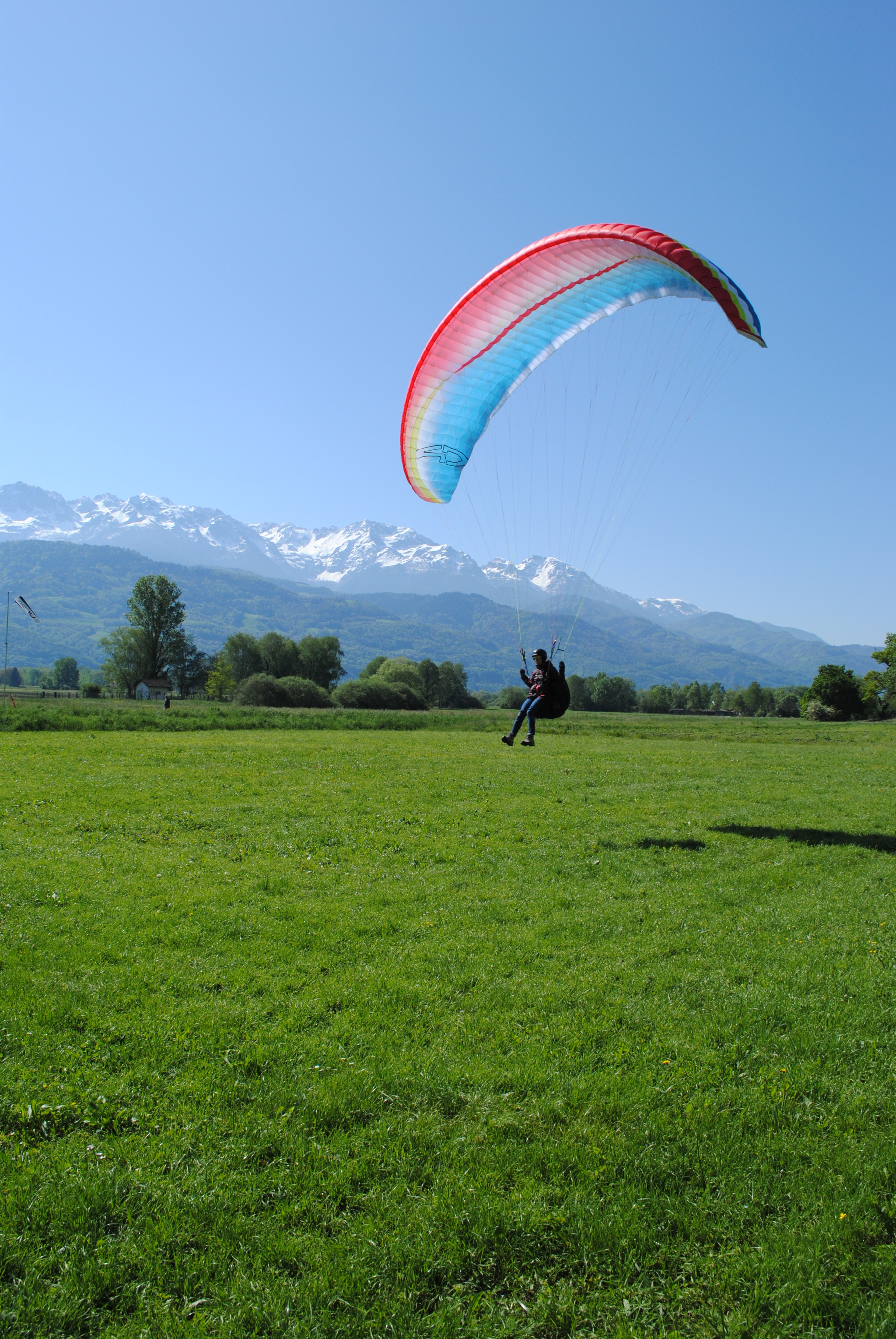 Atterrissage d'un stagiaire en parapente à Saint Hilaire du Touvet, en Isère, près de Grenoble