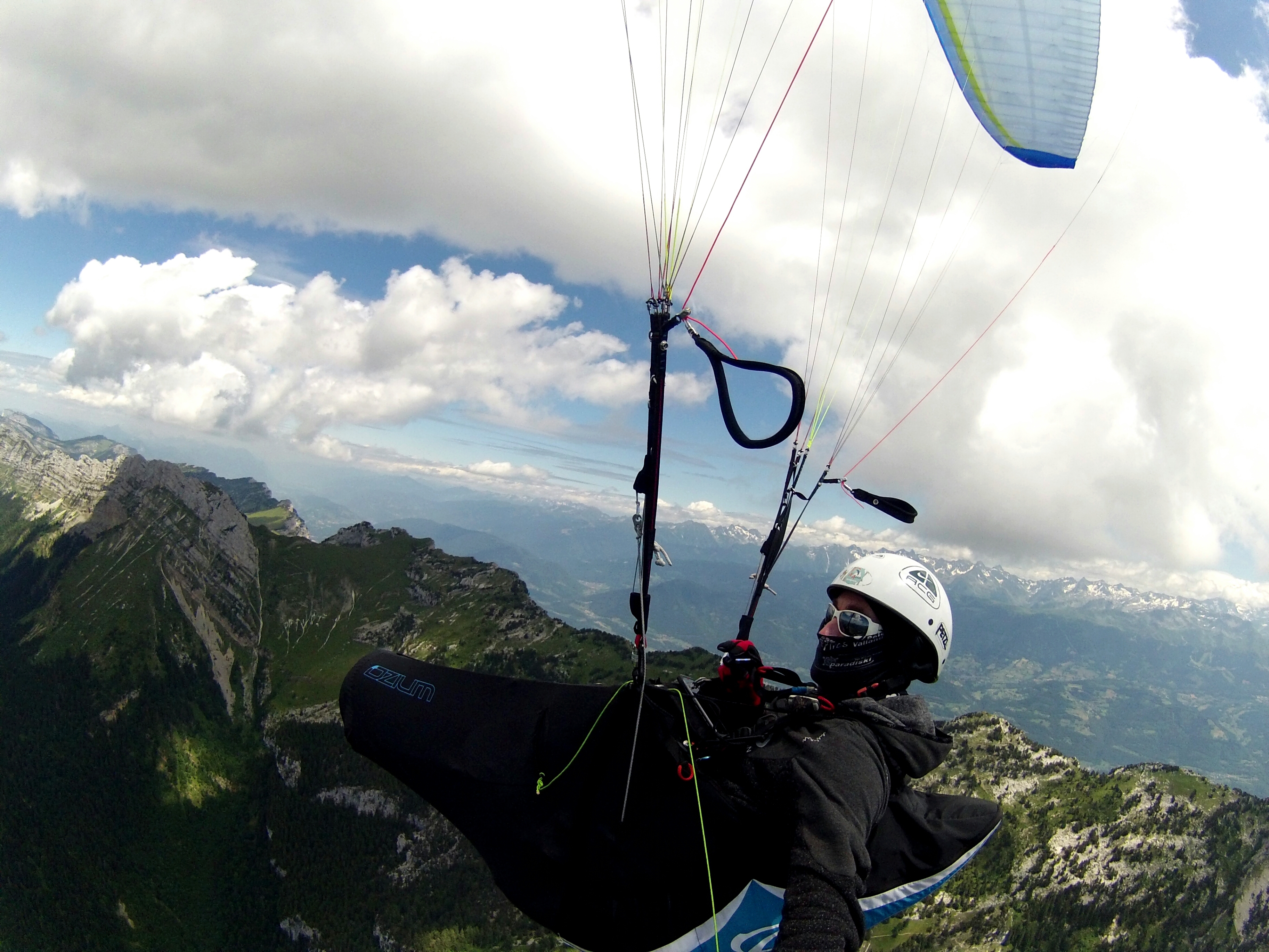 Un de nos moniteurs Air Alpin en vol de parapente au dessus de St-Hilaire-du-Touvet